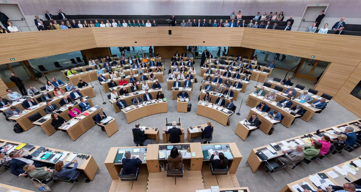 Blick in den Landtag im Juli 2025. Der neu gewählte Landtag wird erstmals am 12. Mai 2026 zusammentreten. Foto: Landtag von Baden-Württemberg Blick ins Plenum, von oben fotografiert.